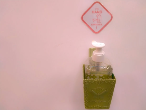 洗手液的瓶子贴在墙上图片下载