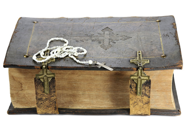 古老圣经上的念珠图片下载