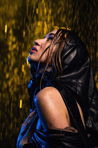 小女孩在工作室的雨中抬起头图片下载