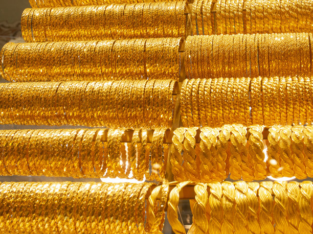 在大巴扎市场出售的迷人的金手镯。图片下载