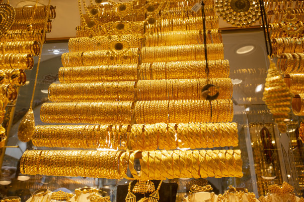 在大巴扎市场出售的迷人的金手镯。图片下载