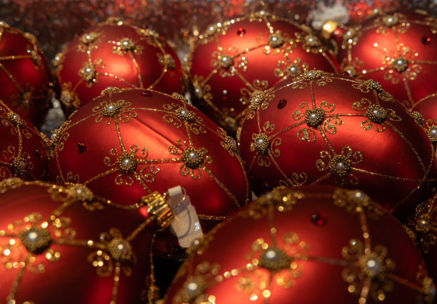 街边集市的柜台上放着装饰着金色的鲜红色圣诞彩蛋图片下载