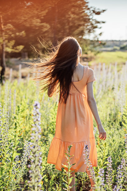 与自然联系的正念练习，放松呼吸技巧。户外肖像平静的年轻女子在自然背景图片下载