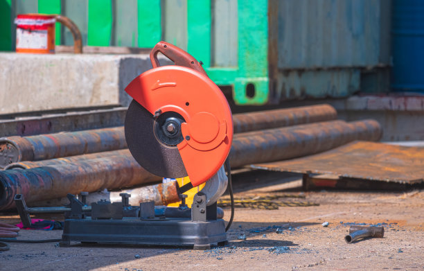 室外车间地板上的电动光纤切割机图片下载