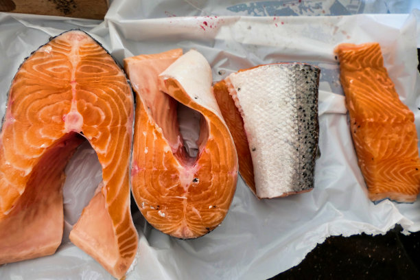 切新鲜鲑鱼的鱼片图片下载
