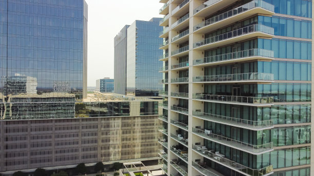 特写玻璃办公楼，多层酒店，公寓在遗产西，普莱诺，德克萨斯州图片下载