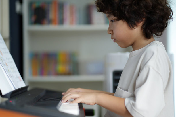 一个男孩在弹电子琴图片下载