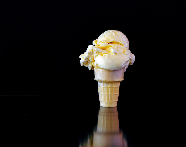 香草冰淇淋甜筒黑色背景。图片下载