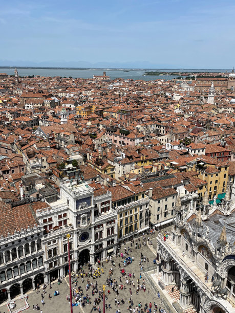 意大利威尼斯城市景观特写，从Torre dell'orologio(钟楼)的圣马可钟楼(钟楼)，圣马可大教堂(大教堂)，旗杆，圣马可广场(圣马可广场)，陶瓦屋顶，聚焦于前景图片下载