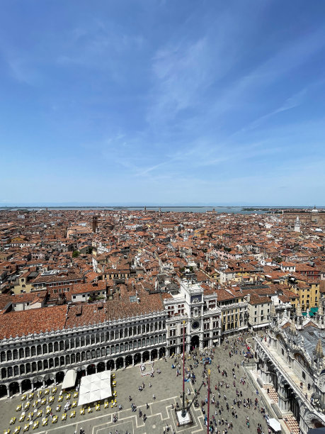 意大利威尼斯的城市景观，从Torre dell'orologio(钟楼)的圣马可钟楼(钟楼)，圣马可大教堂(大教堂)，旗杆，圣马可广场(圣马可广场)，陶土屋顶，重点在前景图片下载