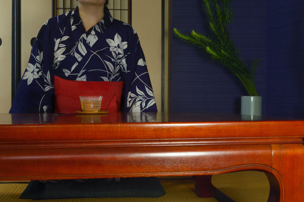 在日本传统房间里喝绿茶的女人图片下载