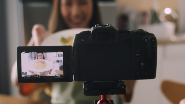 为社交媒体或视频博主与观众交谈时拍摄的特写镜头。图片下载