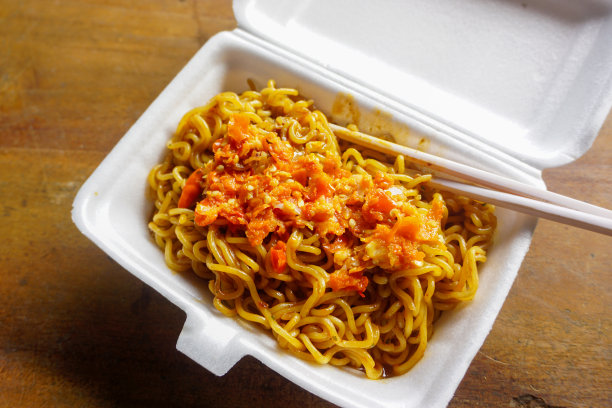 面条与蔬菜和蔬菜汤的库存照片图片下载