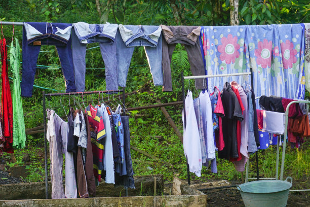 在房子顶上晒干衣服的照片图片下载