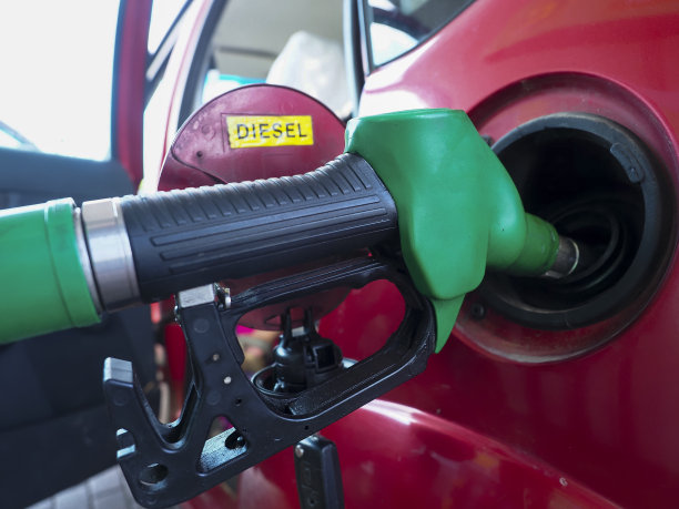 在加油站给汽车加油，照片特写图片下载