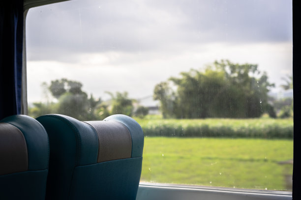 火车窗外的绿色风景图片下载