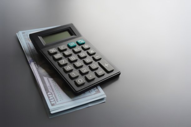 计算器和钱的近距离图像与文本的复制空间。图片下载