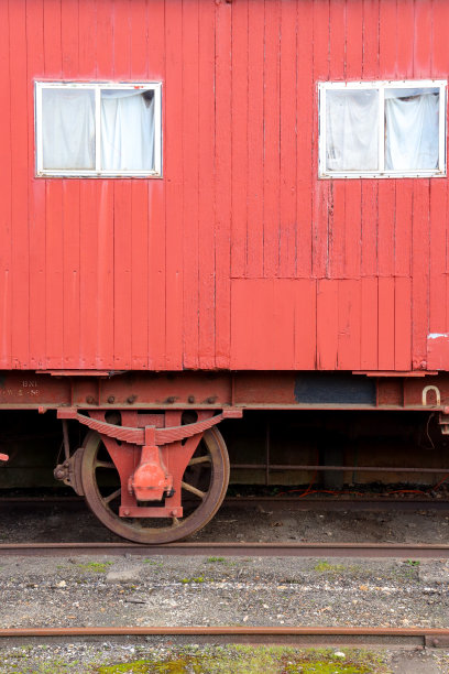 饱经风霜的红色旧火车车厢图片下载
