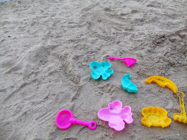 海滩上儿童玩具的照片图片下载