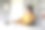 亚洲女性在家里用笔记本电脑，戴着耳机听音乐图片下载