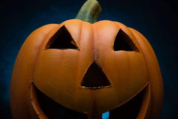 陶瓷万圣节南瓜。“不给糖就捣蛋”的南瓜灯鬼脸装饰。图片下载