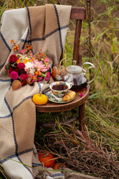 秋日花园的下午茶会。垂直图片下载