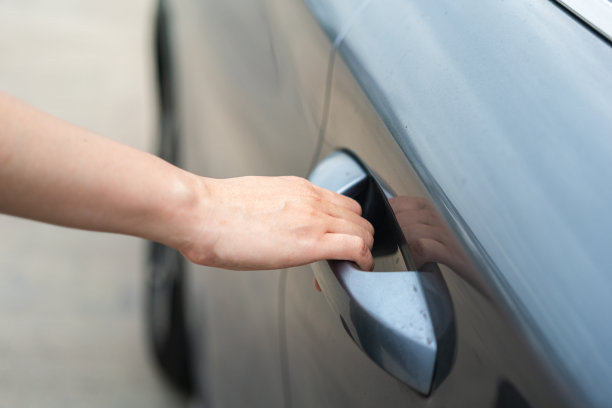 解锁并打开车门。图片下载