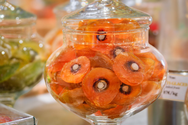 在法国圣保罗德旺斯的一家商店里，整颗蜜饯小柑橘图片下载