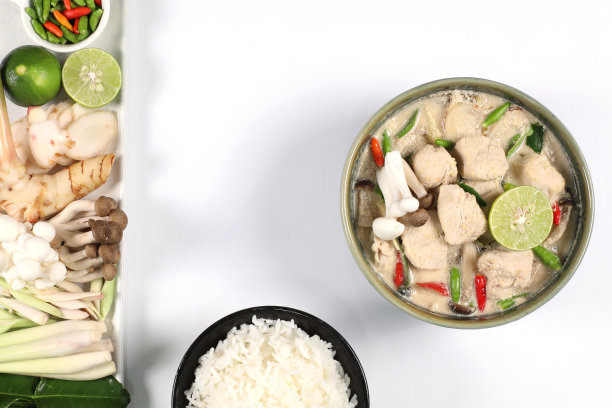 椰汁丐。泰式鸡椰汤一碗，米饭一碗。孤立在白色背景上的俯视图有复制空间。图片下载