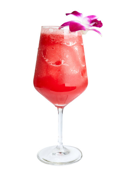 西瓜奶昔装在透明的玻璃杯里，白色的背景上点缀着紫色的兰花。清爽、甜美、健康的冰沙。图片下载