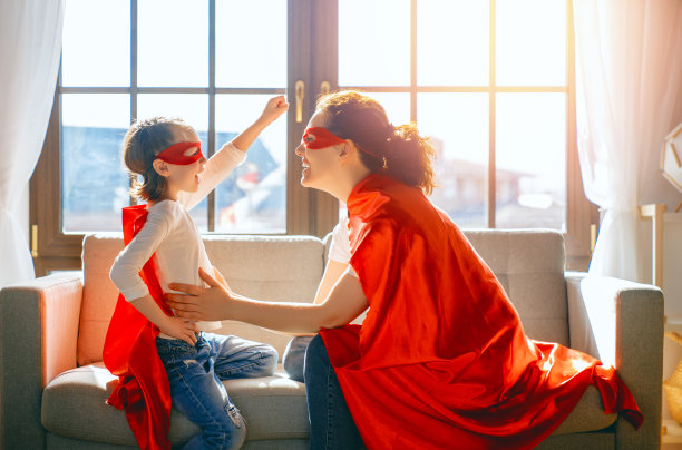 穿着超级英雄服装的家人图片下载