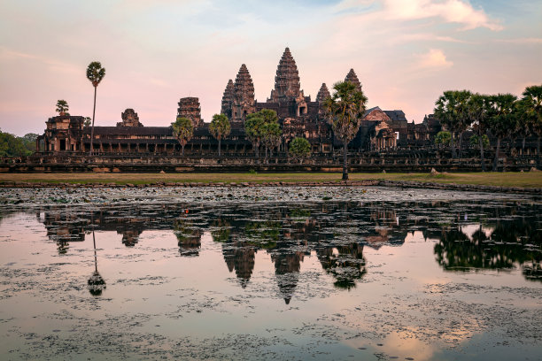 柬埔寨的吴哥窟是世界上最大的宗教纪念碑，也是世界遗产。图片下载