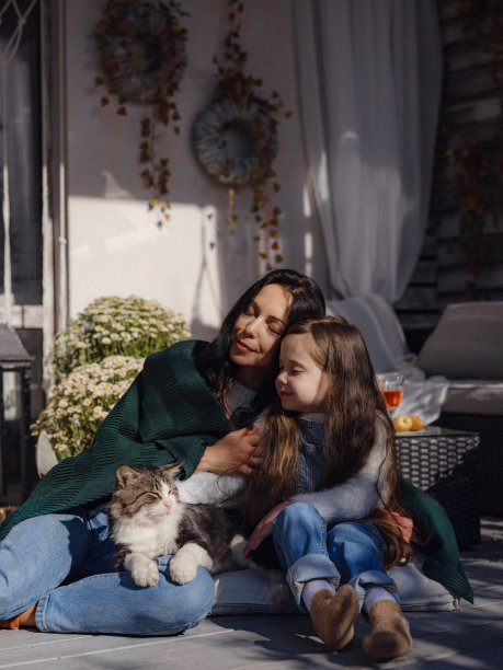 快乐的小家庭庆祝感恩节。图片下载