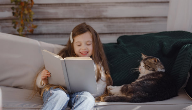 秋高气爽的周末和猫在家里。图片下载