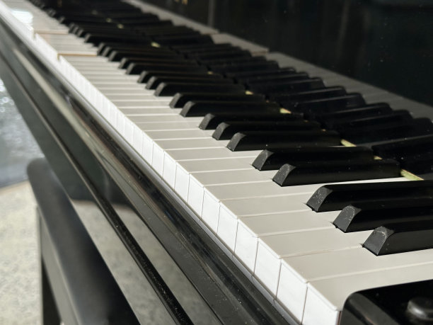 三角钢琴图片下载