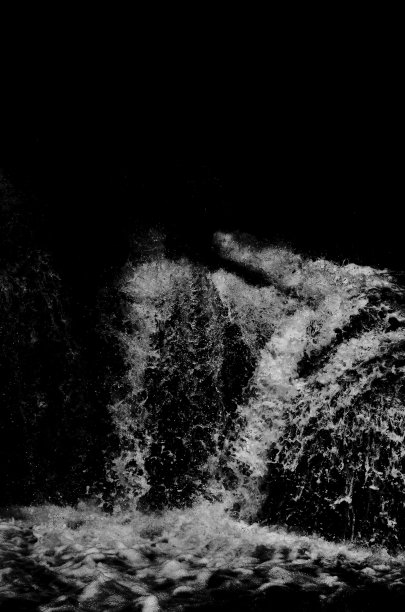 瀑布被隔离在黑色的背景上图片下载