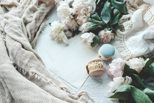 甜甜的马卡龙和白色的牡丹，美丽的照片图片下载