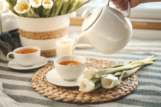 茶是从茶壶里倒进杯子里的，美不胜收的照片图片下载