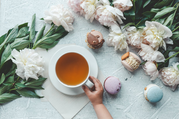 一杯茶，杏仁饼和牡丹，平铺顶视图。早上好概念图片下载