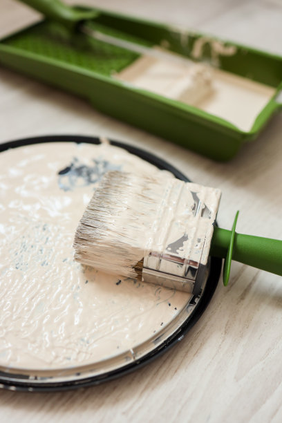 修补刷与油漆特写图片下载