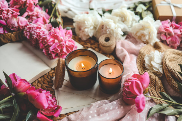 两支燃烧的蜡烛和粉红的牡丹，春天的气息图片下载