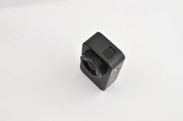 通过这台黑色4K运动相机的镜头探索世界，它战略性地放在桌子上。图片下载