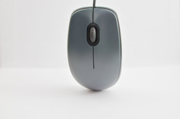 现代设计的电脑鼠标特写，象征着科技和现代计算。完美的技术概念，数字时代和技术解决方案的象征。图片下载