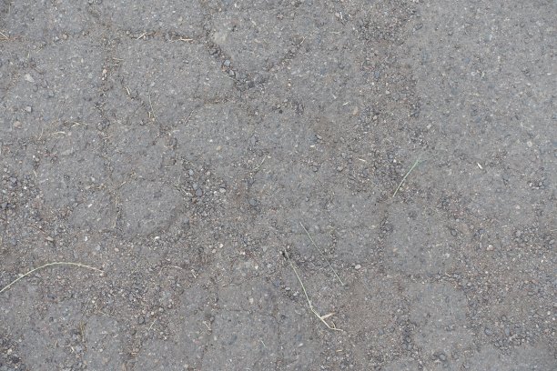 干旧沥青路面表面凹凸不平，裂缝众多图片下载