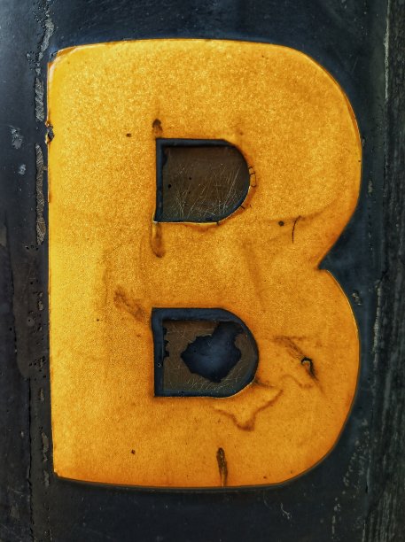 画在杆子上的字母特写。图片下载