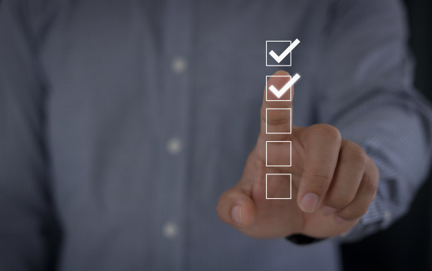 检查表和剪贴板任务管理，评估表格，问卷。商人们触摸生产率检查表的复选框，并在线填写调查表格。文件管理系统图片下载