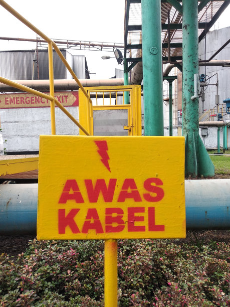 警告人们小心的标志，因为印尼有埋在地下的电线图片下载