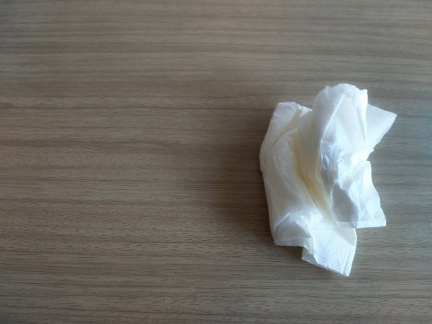 在木桌上挤纸巾图片下载