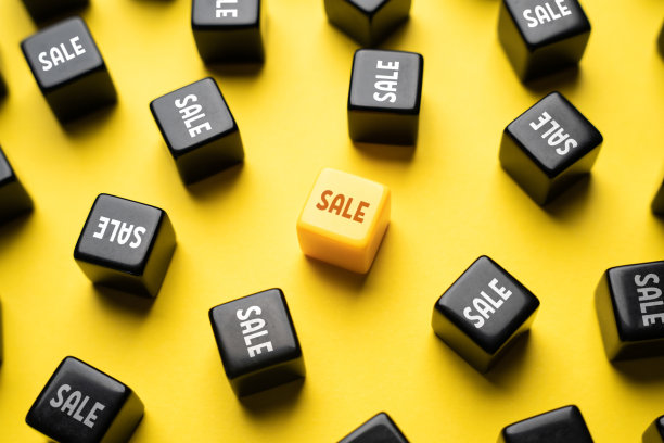 出售。黄色背景上的块。图片下载