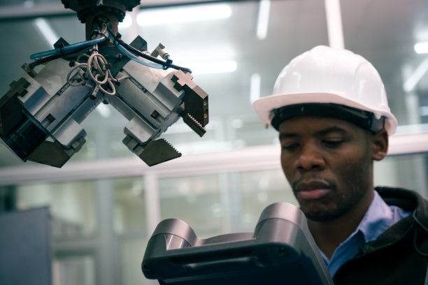 多种族技术工程师用机械臂训练图片下载